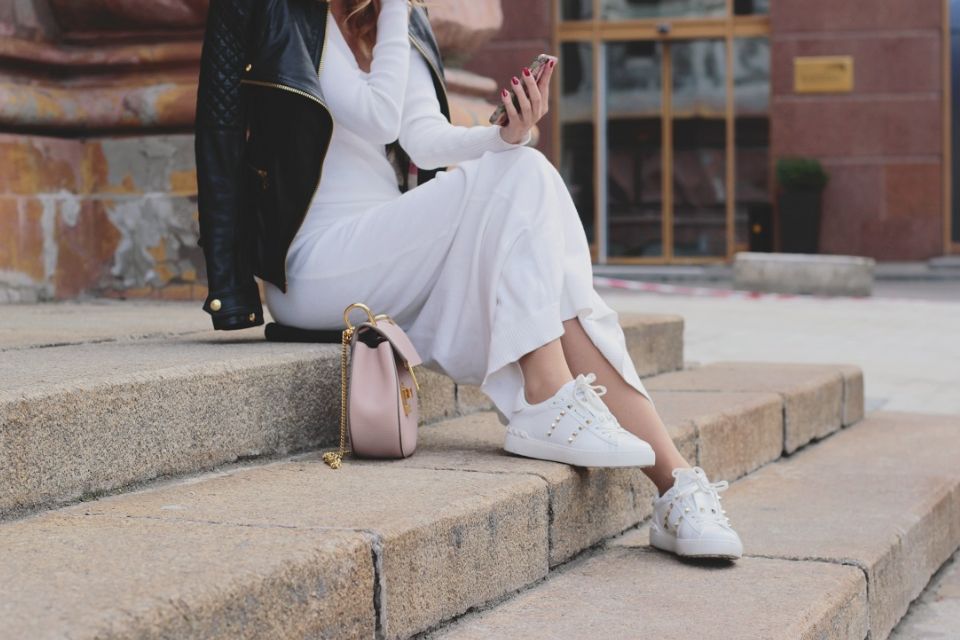 11 Outfit Sepatu Putih dengan Perpaduan Warna Celana dan Baju yang ... Kombinasi Sepatu Yang Cocok Untuk Berbagai Jenis Pakaian